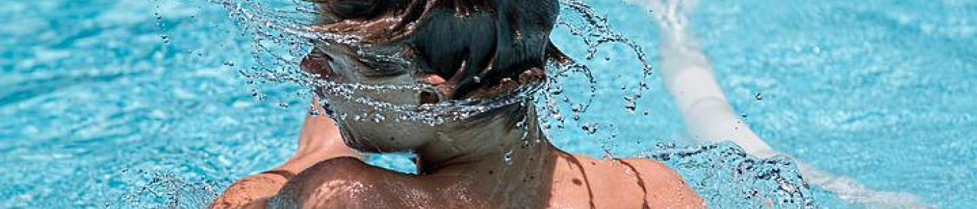 © https://pixabay.com/de/photos/baden-schwimmbad-spritzen-schwimmer-1925391/ Sommerferien