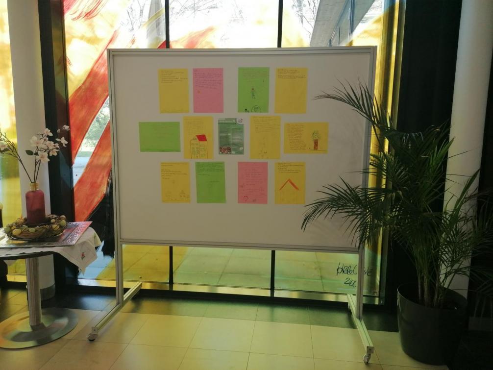 Ausgestellte Briefe im Wohnheim Saggen